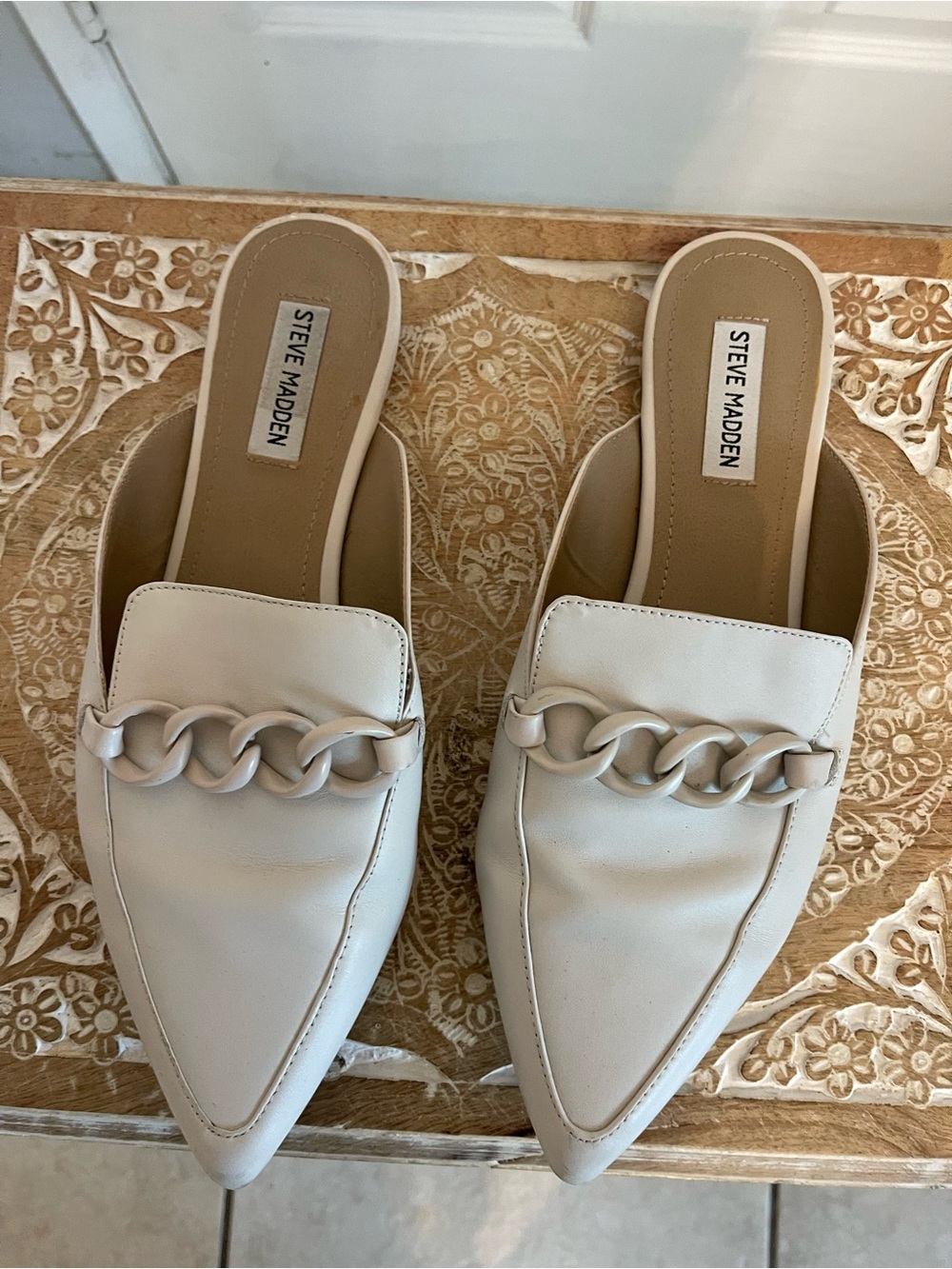 Steve Madden Cream Pointed Chain-Trim Mule. Size 11